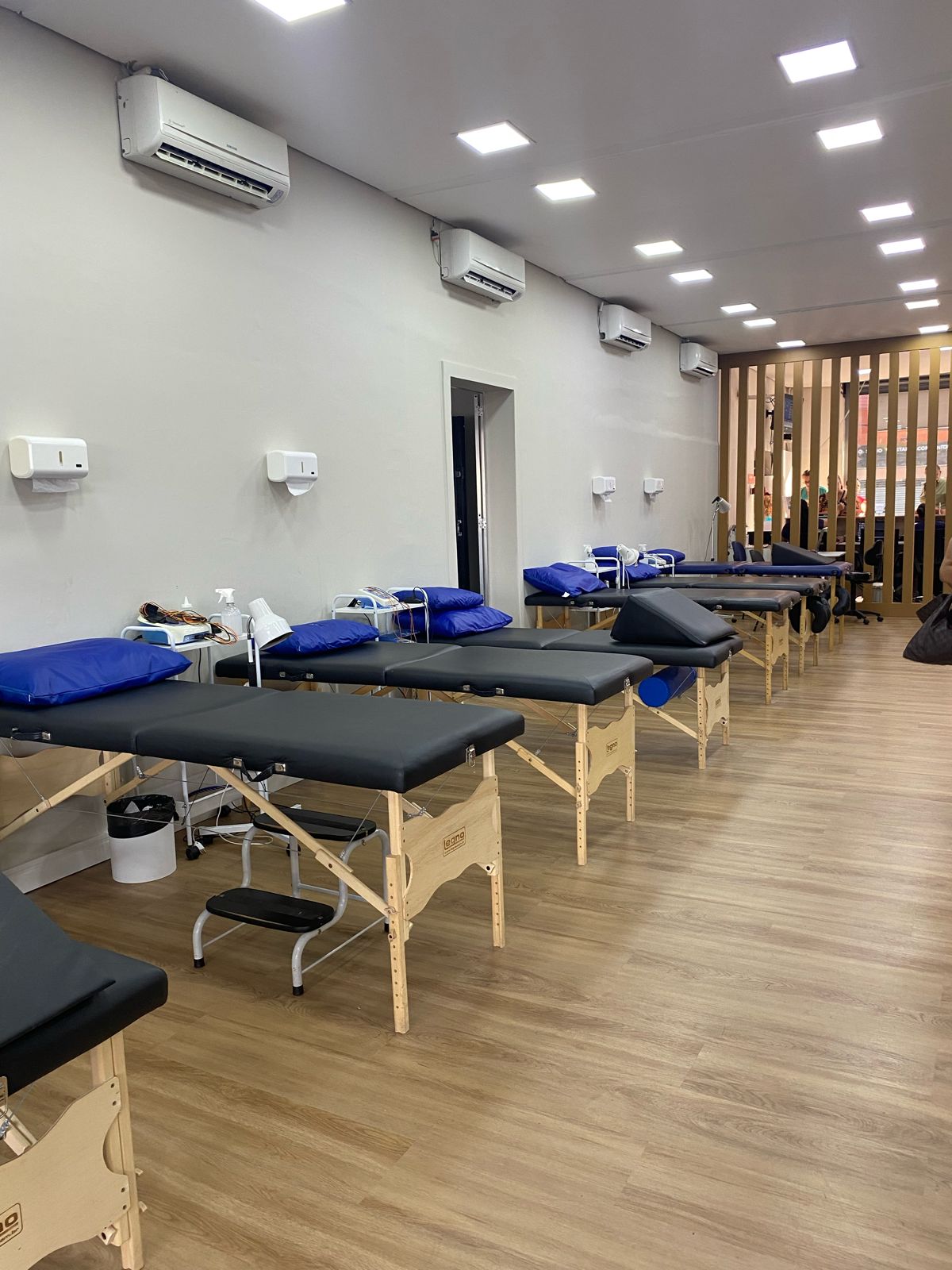 Sala com macas de fisioterapia em fileira