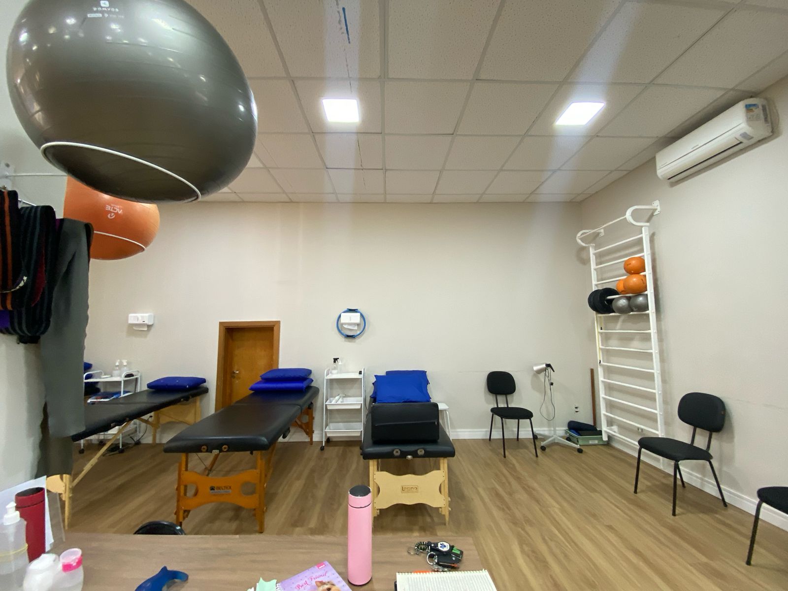 Sala de pilates e exercícios com bolas suíças e espaldar